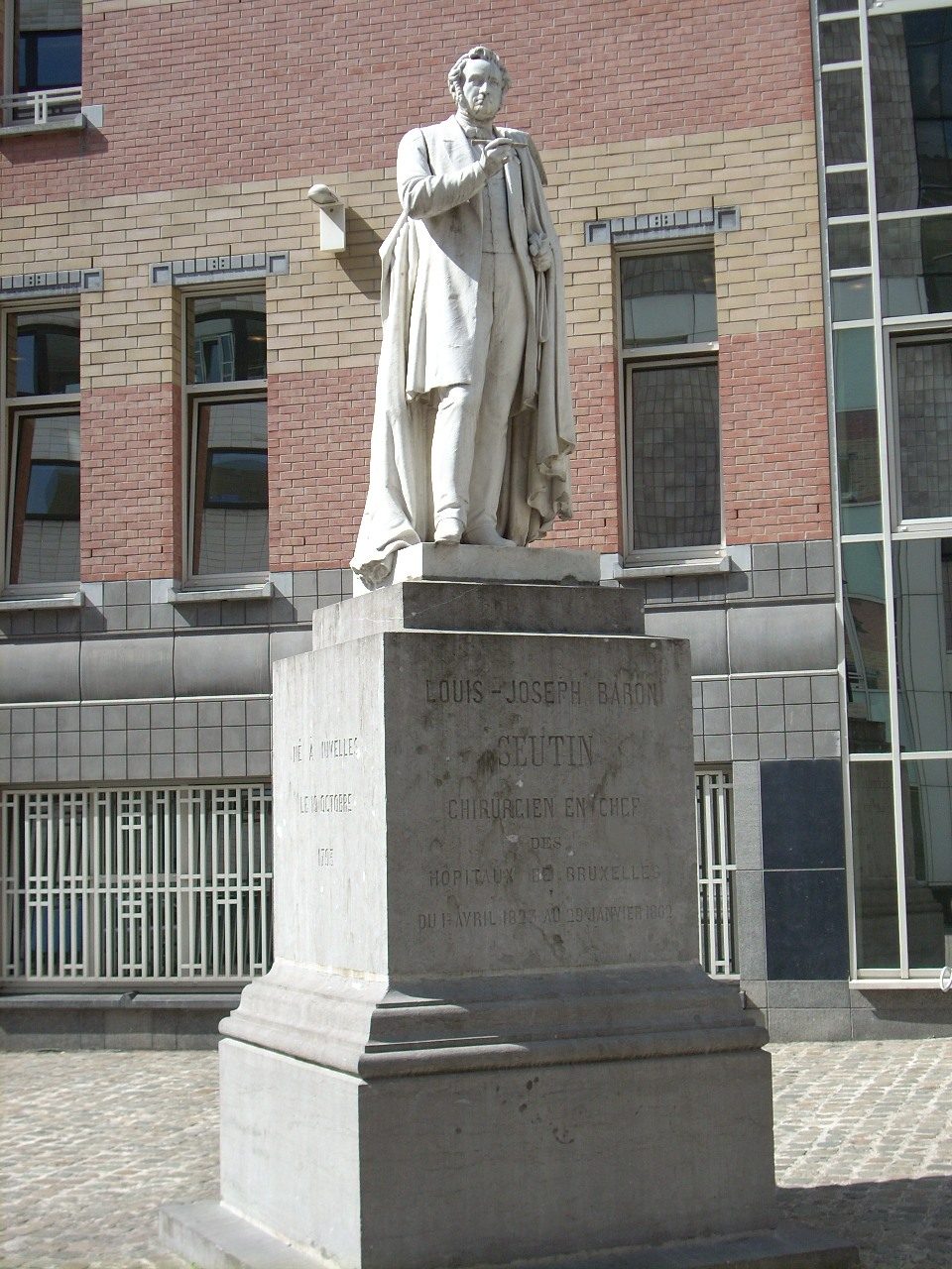 Louis%20Joseph%20Seutin%27s%20monument%2C%20Saint-Pierre%20Hospital%2C%20Bruxelles%20-%2001.JPG